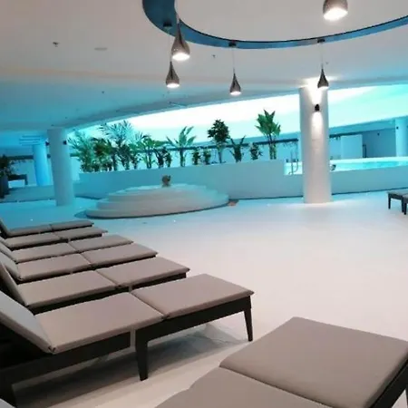 Hanza Tower Golden Sky 24 & Pool