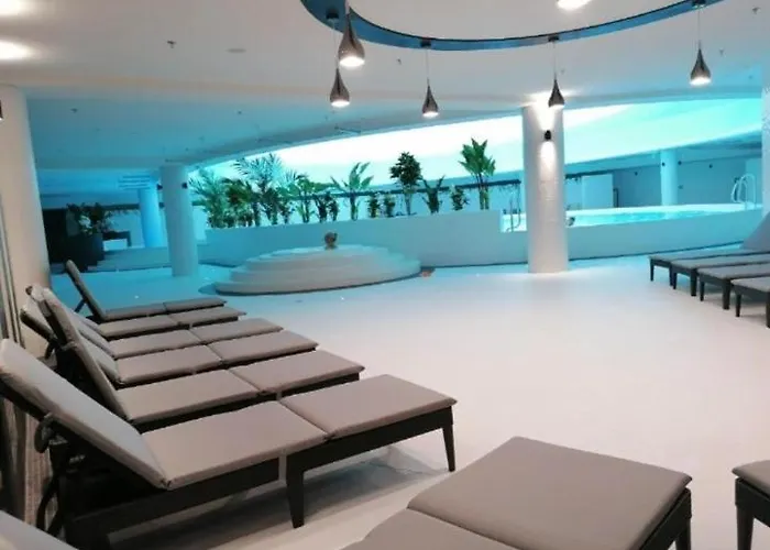 Hanza Tower Golden Sky 24 & Pool